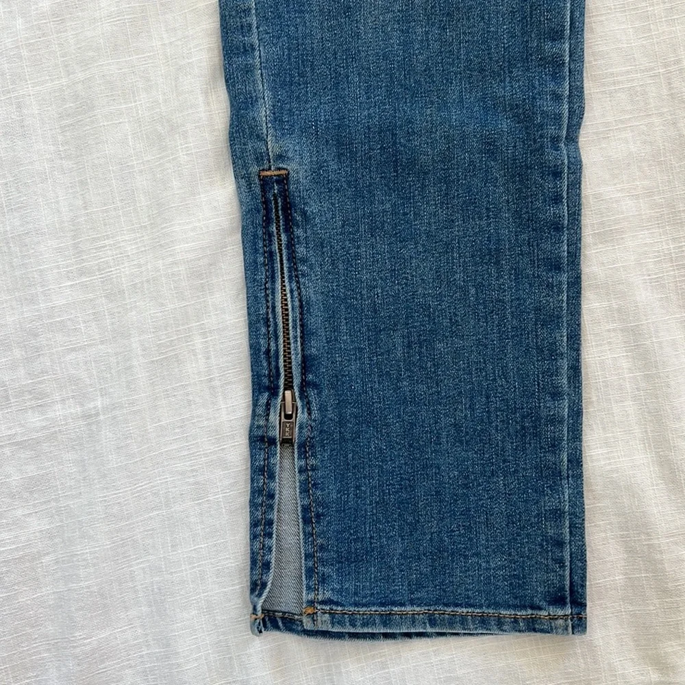 William B size 29 medium wash zipper slit slim straight leg jean. New with tag